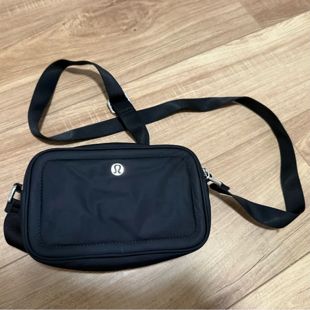 Lululemon // Crossbody Camera Bag 2L // Black Silver - Picture 2 of 5